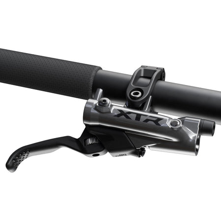 Shimano XTR M9200 disc brake and BL-M9220 lever installed on mountain bike, showcasing premium Shimano disc brake components.